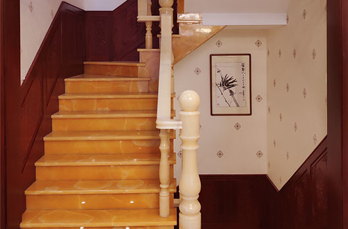 怀集中式别墅室内汉白玉石楼梯的定制安装装饰效果